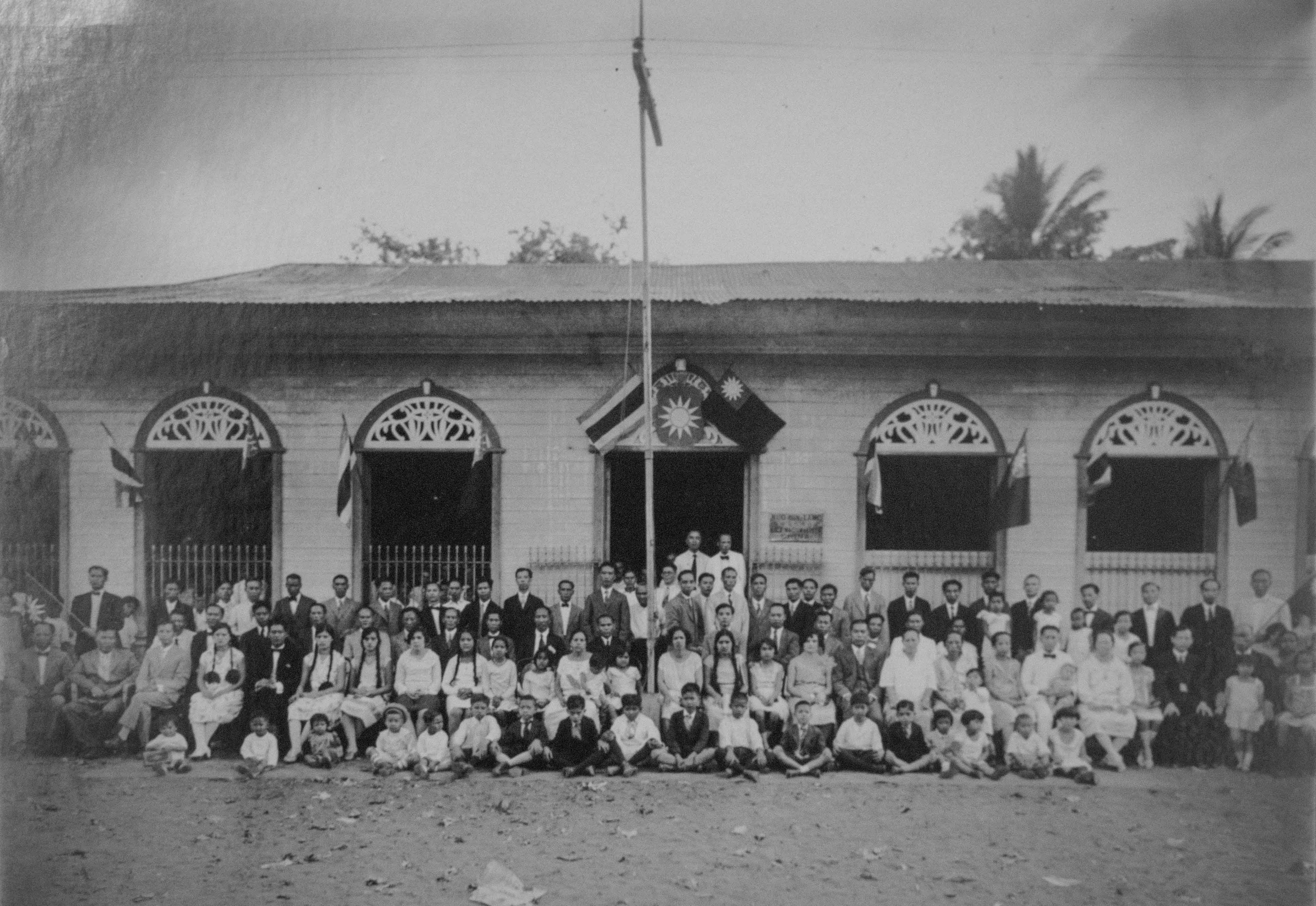 1.group Photo In Front Of The Asociación