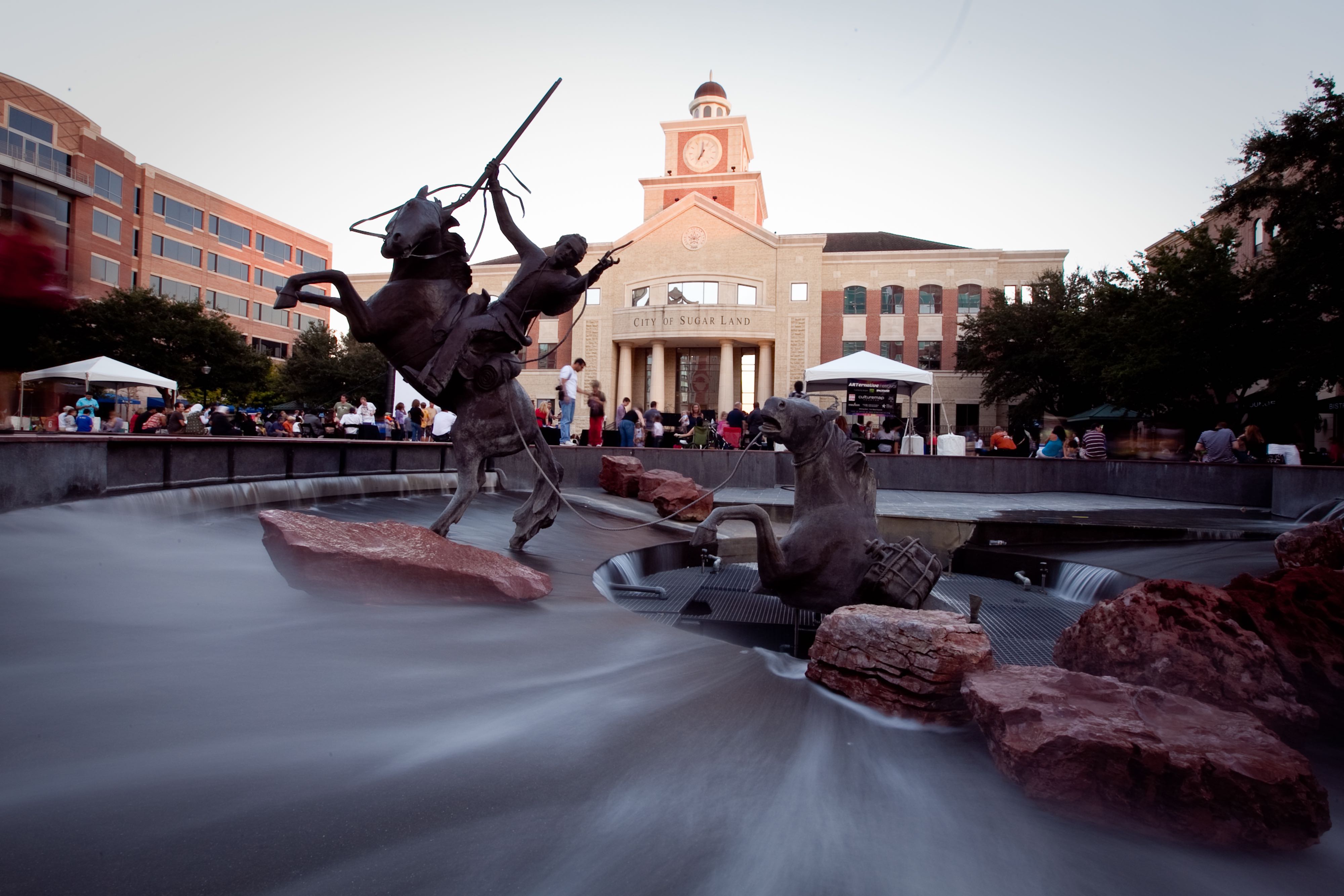 Sugar Land Town Square, 2010. Ed Schipul (Wikimedia)